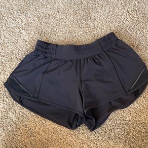 Lululemon hotty hot low rise shorts 2.5” size 6.